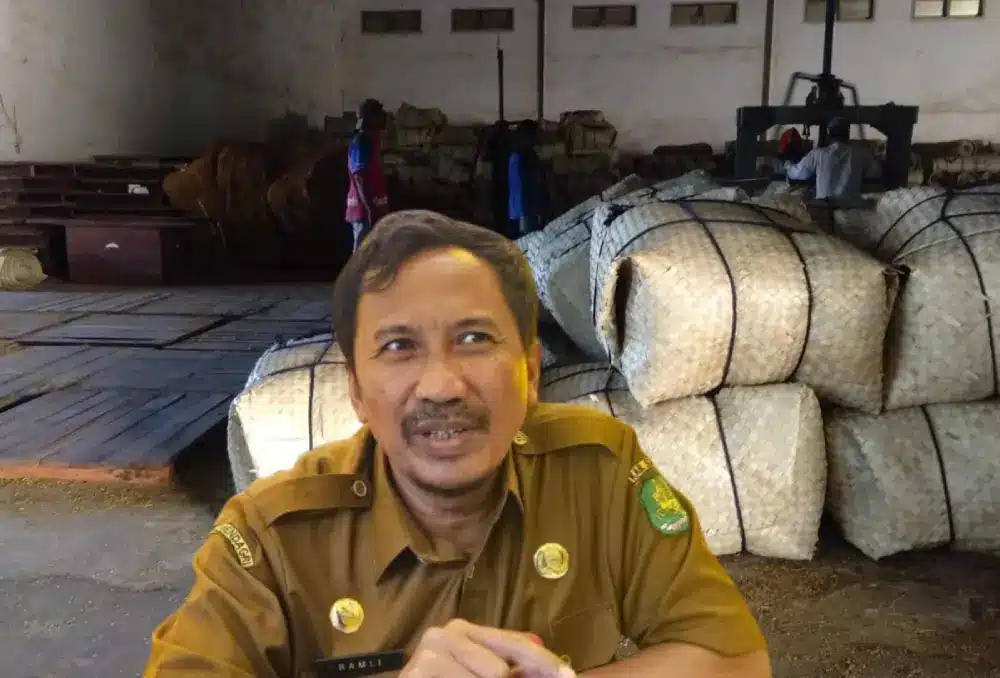 Petani tembakau di Sumenep sedang menimbang hasil panen dengan pengawasan tim gabungan Pemkab.