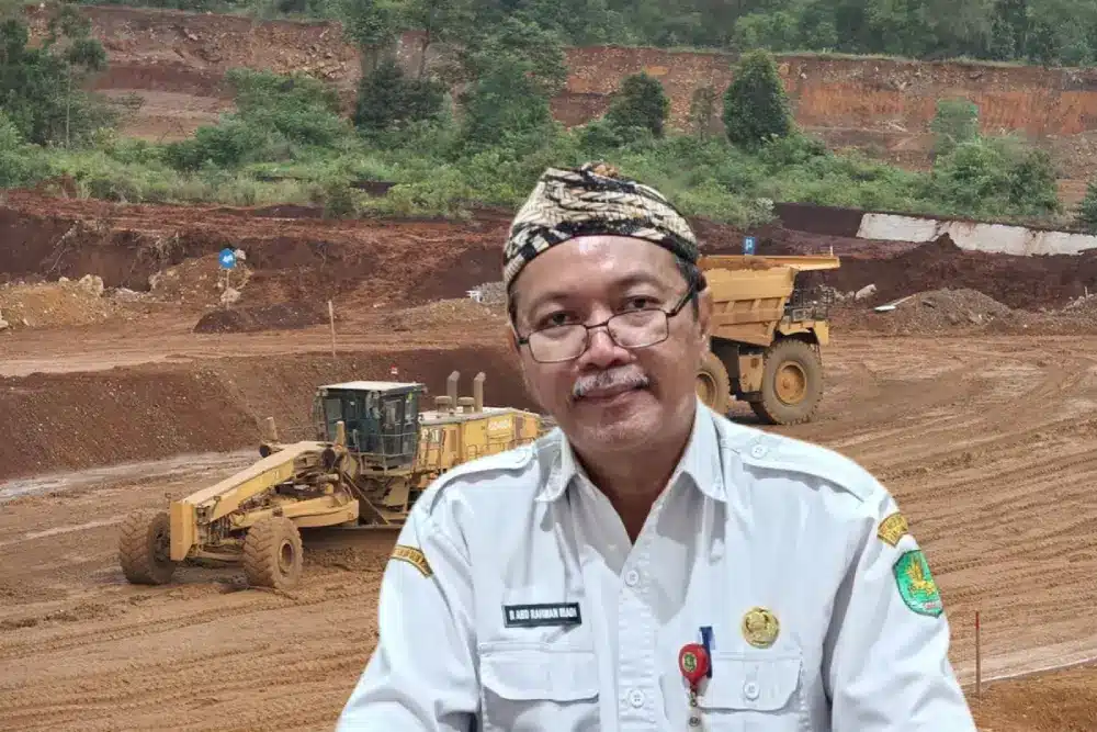 Sejumlah alat berat beroperasi di area tambang galian C di Sumenep, sebagian besar belum berizin resmi.