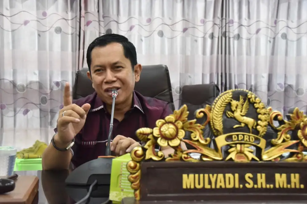 Ketua Komisi IV DPRD Sumenep, Mulyadi, saat memberikan keterangan terkait evaluasi Madura Culture Festival 2025 di Sumenep.