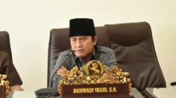 Seorang jurnalis menulis opini politik dengan nada lantang, menyoroti pentingnya kritik dan pengawasan demi menjaga demokrasi dari kedunguan dan praktik kongkalikong.