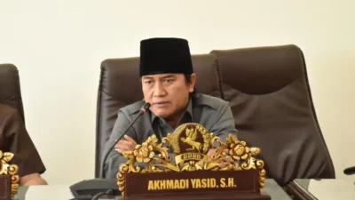 Seorang jurnalis menulis opini politik dengan nada lantang, menyoroti pentingnya kritik dan pengawasan demi menjaga demokrasi dari kedunguan dan praktik kongkalikong.