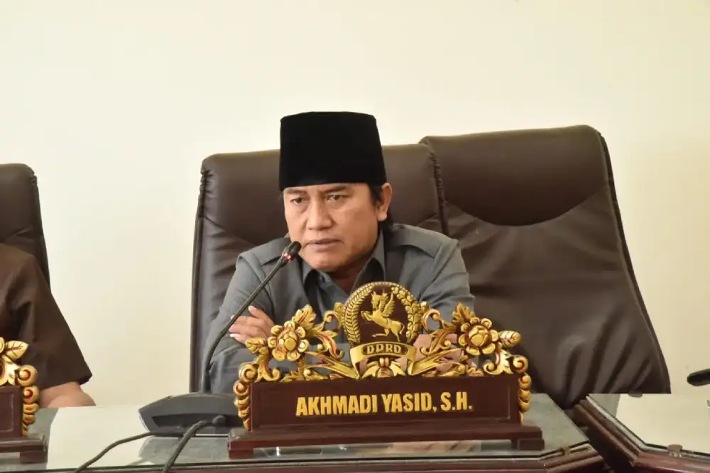 Seorang jurnalis menulis opini politik dengan nada lantang, menyoroti pentingnya kritik dan pengawasan demi menjaga demokrasi dari kedunguan dan praktik kongkalikong.