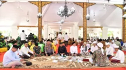 Bupati Sumenep Achmad Fauzi Wongsojudo memimpin doa bersama lintas elemen di Pendopo Agung Keraton Sumenep, pada Selasa (02/09/2025).