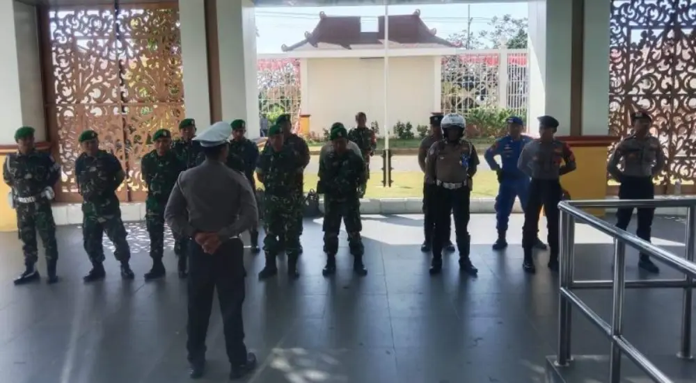 Personel Polres Sumenep bersama unsur TNI menggelar apel kesiapan pengamanan Gedung DPRD Sumenep, pada Rabu (03/09/2025)