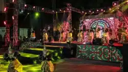 Sejumlah peserta Madura Ethnic Carnival (MEC) mengenakan kostum etnik warna-warni saat tampil di panggung karnaval budaya di Sumenep, Jawa Timur.