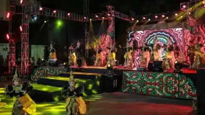 Sejumlah peserta Madura Ethnic Carnival (MEC) mengenakan kostum etnik warna-warni saat tampil di panggung karnaval budaya di Sumenep, Jawa Timur.