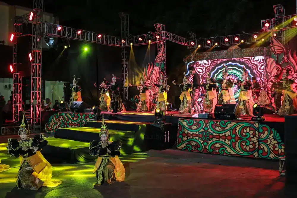 Sejumlah peserta Madura Ethnic Carnival (MEC) mengenakan kostum etnik warna-warni saat tampil di panggung karnaval budaya di Sumenep, Jawa Timur.
