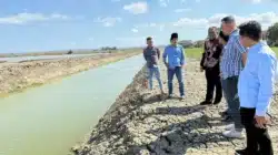 Komisi III DPRD Sumenep sidak proyek normalisasi sungai dan saluran pembuang, temukan kejanggalan pada kualitas pekerjaan serta penggunaan kawat bronjong.