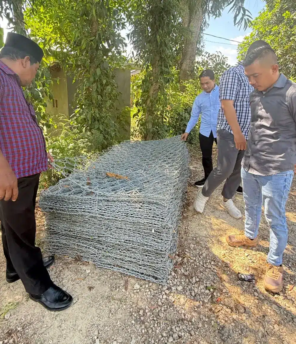Komisi III DPRD Sumenep sidak proyek normalisasi sungai dan saluran pembuang, temukan kejanggalan pada kualitas pekerjaan serta penggunaan kawat bronjong.