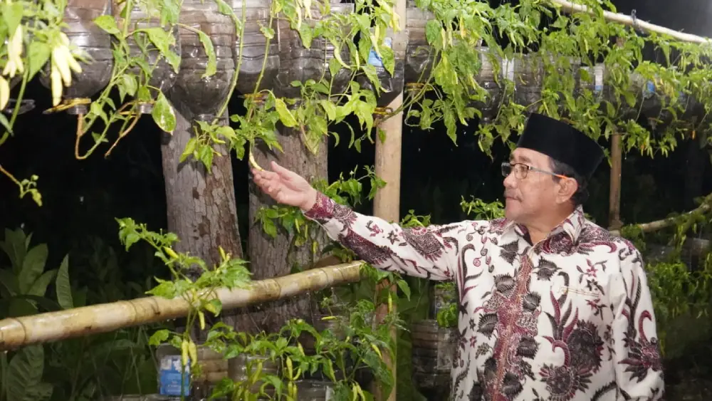Panen perdana Kampung Cabai di Perumahan Bumi Sumekar Asri Sumenep, dihadiri Wakil Bupati KH Imam Hasyim bersama warga, dengan pemotongan pita simbolis dan suasana meriah.