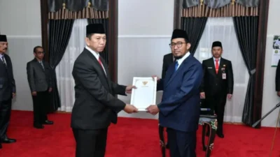 Bupati Sumenep Achmad Fauzi melantik Syahwan Effendy sebagai Penjabat Sekda di Paseban Agung Keraton Sumenep, Selasa (30/09/2025).