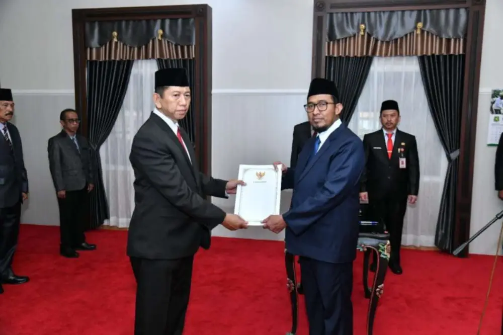 Bupati Sumenep Achmad Fauzi melantik Syahwan Effendy sebagai Penjabat Sekda di Paseban Agung Keraton Sumenep, Selasa (30/09/2025).