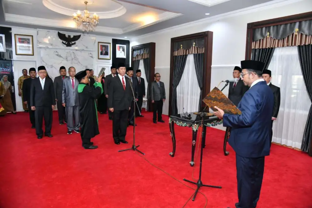 Bupati Sumenep Achmad Fauzi melantik Syahwan Effendy sebagai Penjabat Sekda di Paseban Agung Keraton Sumenep, Selasa (30/09/2025).