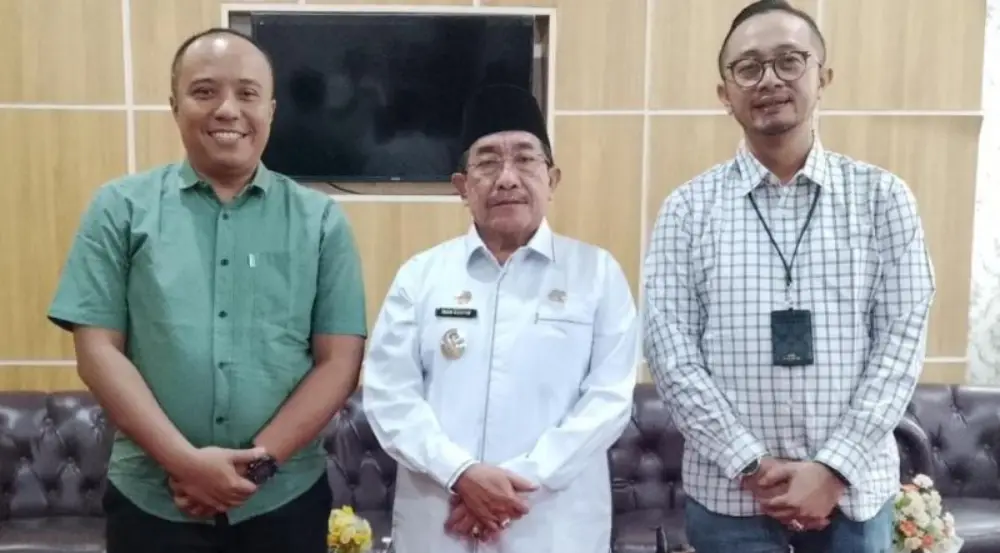 Wabup Sumenep KH. Imam Hasyim menerima kunjungan Pimpinan Baru Bank Jatim Cabang Sumenep, Bambang Eko Budi Prakoso, di ruang kerjanya untuk memperkuat sinergi digitalisasi layanan keuangan desa.