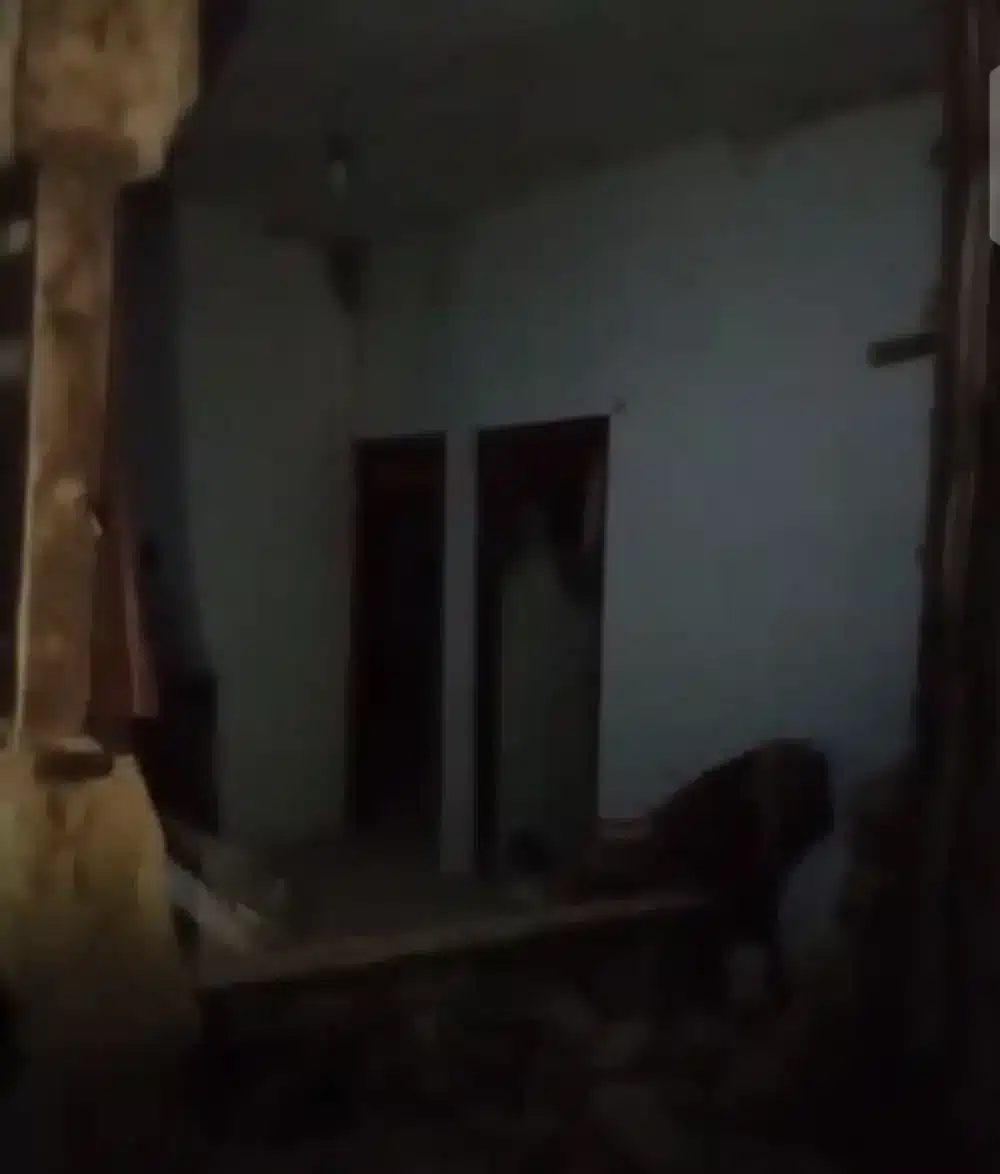 Kerusakan rumah dan plafon masjid runtuh akibat gempa 6,5 SR di Pulau Sepudi, Sumenep, Jawa Timur, 30/09/2025 malam.