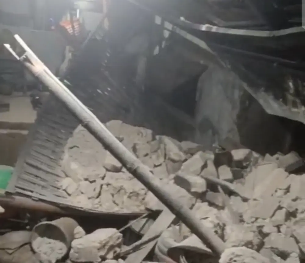 Kerusakan rumah dan plafon masjid runtuh akibat gempa 6,5 SR di Pulau Sepudi, Sumenep, Jawa Timur, 30/09/2025 malam.