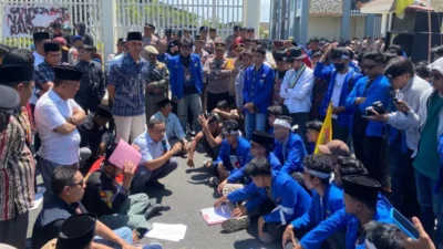 Massa PMII Sumenep menggelar aksi demonstrasi di depan Gedung DPRD Kabupaten Sumenep, mendesak revisi Perda Tembakau yang dinilai usang dan merugikan petani.