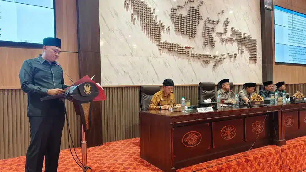 Juru bicara Fraksi PKB, M. Muhri, menyampaikan pandangan dalam sidang reses terkait KLB campak, kelangkaan pupuk, dan pembangunan infrastruktur kepulauan.