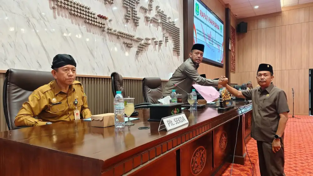 Anggota DPRD Sumenep saat menyampaikan hasil reses III tahun 2025 dalam rapat paripurna di ruang rapat utama DPRD Sumenep.