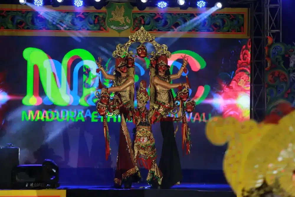 Peserta Madura Ethnic Carnival (MEC) 2025 tampil memukau dengan kostum topeng di depan Labang Mesem Keraton Sumenep disaksikan ribuan penonton.