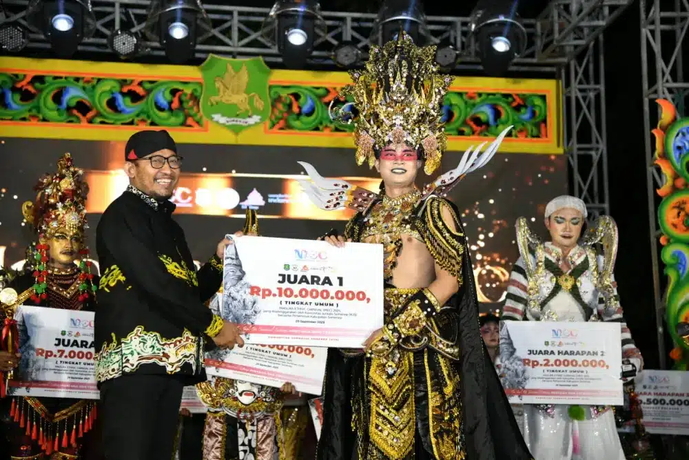 Bupati Sumenep Achmad Fauzi Wongsojudo saat menghadiri Madura Ethnic Carnival (MEC) 2025 di depan Labang Mesem Keraton, menegaskan MEC sebagai ajang pelestarian budaya dan penggerak ekonomi kreatif.