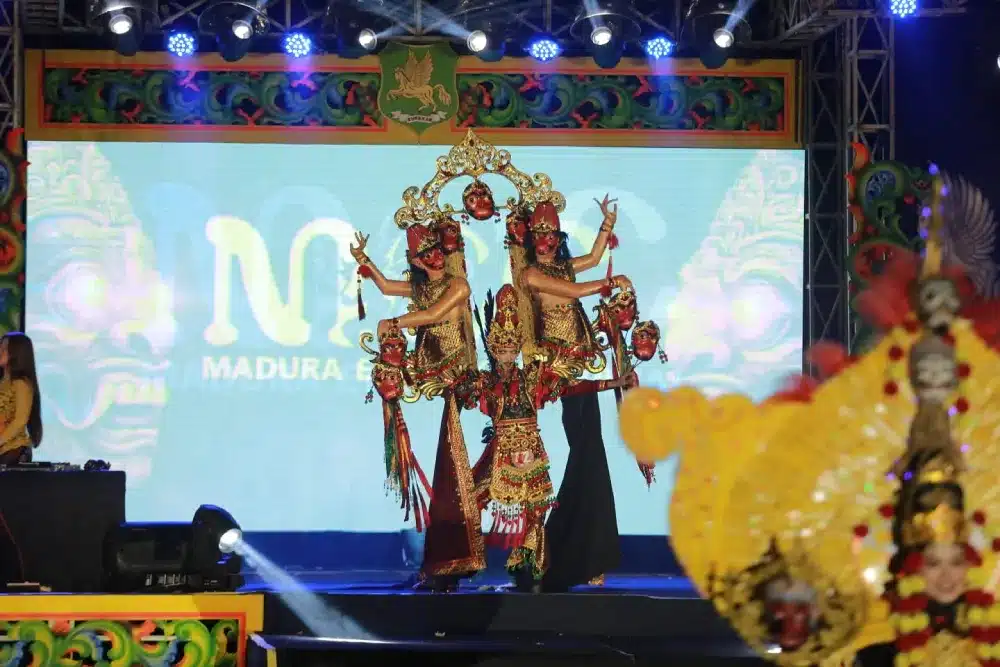 Parade Madura Ethnic Carnival (MEC) 2025 di Sumenep menampilkan kostum etnik megah yang menjadi daya tarik wisata budaya sekaligus penggerak ekonomi kreatif.