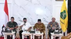 Bupati Sumenep Achmad Fauzi bersama Forkopimda saat rapat koordinasi pengaktifan kembali Siskamling di Paseban Agung.