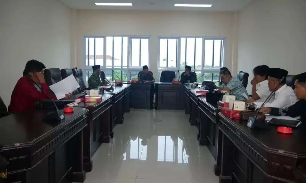 Sidang paripurna DPRD Sumenep mengesahkan empat Perda strategis tahun 2025 untuk mendukung pembangunan daerah.