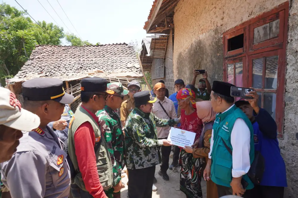 Wakil Bupati Sumenep bersama Baznas meninjau rumah warga di Pulau Sapudi yang diperbaiki pascagempa.