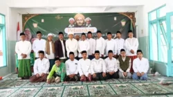 Foto bersama Pengurus MWCNU Saronggi dan perwakilan PCNU Sumenep seusai pelantikan di Kantor MWCNU Saronggi, Minggu 23 November 2025.