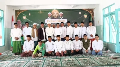 Foto bersama Pengurus MWCNU Saronggi dan perwakilan PCNU Sumenep seusai pelantikan di Kantor MWCNU Saronggi, Minggu 23 November 2025.