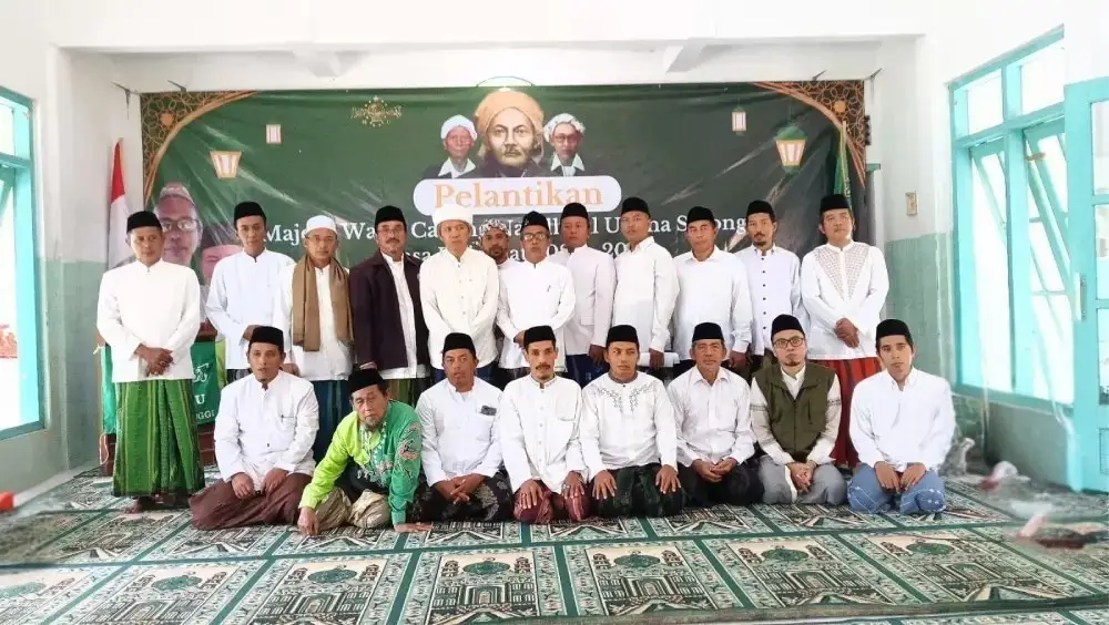 Foto bersama Pengurus MWCNU Saronggi dan perwakilan PCNU Sumenep seusai pelantikan di Kantor MWCNU Saronggi, Minggu 23 November 2025.