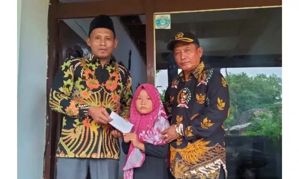 Pengurus PABPDSI Saronggi menyerahkan santunan kepada anak yatim dalam rangkaian pertemuan rutin di Desa Tanamerah, Sumenep, Minggu 30 November 2025.