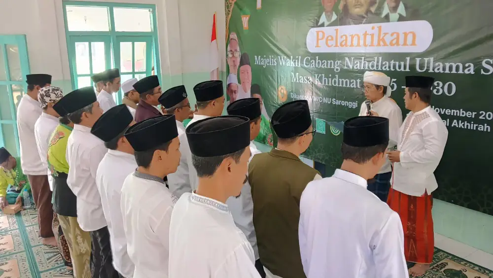 Proses pembacaan SK Pelantikan Pengurus MWCNU Saronggi oleh Rois Syuriah PCNU Sumenep KH. Hafidzi Sarbini di Kantor MWCNU Saronggi, Minggu 23 November 2025.