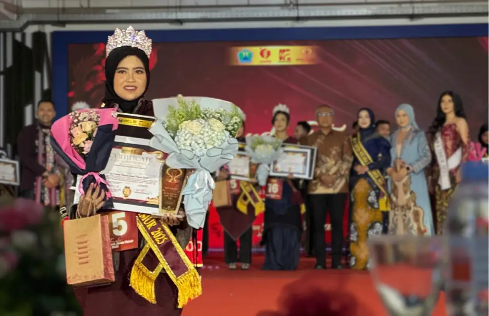 Aliya Zahra, mahasiswi Universitas Annuqayah asal Sumenep, berfoto usai meraih Runner Up 1 Duta Wicara Jawa Timur 2025 di Malang Creative Center pada Minggu (23/11/2025).