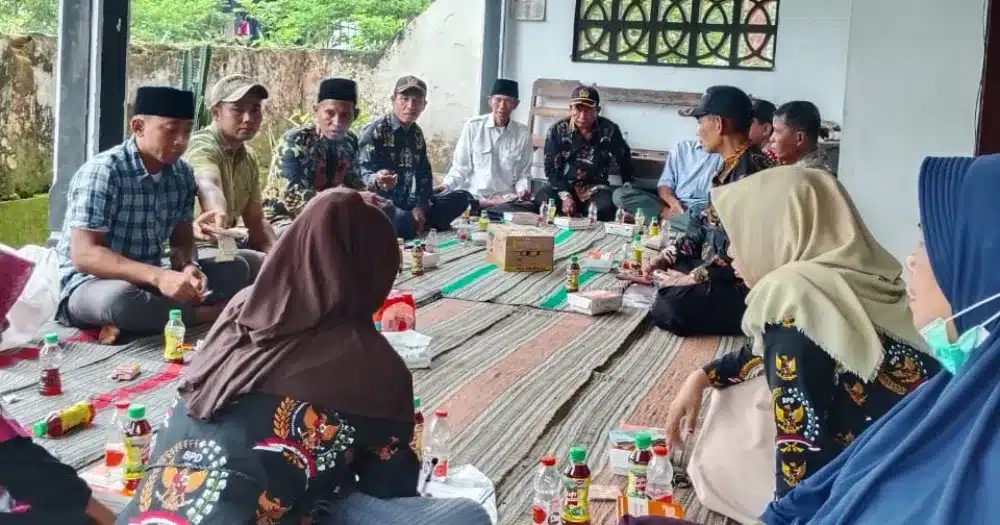Anggota BPD se-Kecamatan Saronggi mengikuti pertemuan rutin PABPDSI di kediaman Adi Mulyono, Desa Tanamerah, Sumenep, Minggu 30 November 2025.