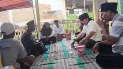 Kepala Puskesmas Bluto dr. Rifmi Utami bersama jajaran menyampaikan belasungkawa dan permohonan maaf kepada keluarga pasien meninggal di rumah duka Dusun Temor Lorong, Desa Bluto, Sumenep, Selasa (25/11/2025).