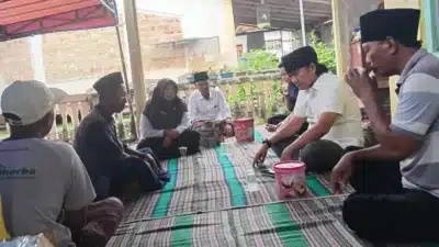 Kepala Puskesmas Bluto dr. Rifmi Utami bersama jajaran menyampaikan belasungkawa dan permohonan maaf kepada keluarga pasien meninggal di rumah duka Dusun Temor Lorong, Desa Bluto, Sumenep, Selasa (25/11/2025).