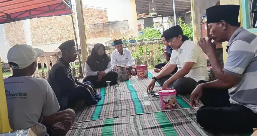 Kepala Puskesmas Bluto dr. Rifmi Utami bersama jajaran menyampaikan belasungkawa dan permohonan maaf kepada keluarga pasien meninggal di rumah duka Dusun Temor Lorong, Desa Bluto, Sumenep, Selasa (25/11/2025).