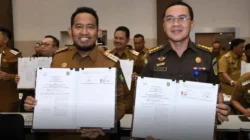 Bupati Sumenep bersama perwakilan Kejaksaan Negeri Jawa Timur menunjukkan dokumen Perjanjian Kerja Sama Pidana Kerja Sosial yang telah ditandatangani