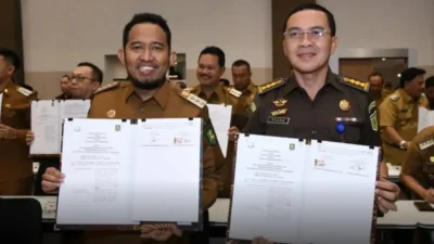 Bupati Sumenep bersama perwakilan Kejaksaan Negeri Jawa Timur menunjukkan dokumen Perjanjian Kerja Sama Pidana Kerja Sosial yang telah ditandatangani