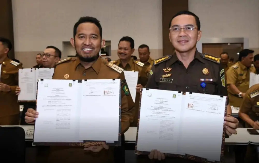 Bupati Sumenep bersama perwakilan Kejaksaan Negeri Jawa Timur menunjukkan dokumen Perjanjian Kerja Sama Pidana Kerja Sosial yang telah ditandatangani