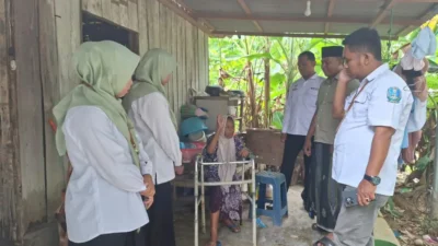 Tim Pendamping PKH Kecamatan Bluto bersama Sekdes Hendra Jovi Putra mengunjungi Satriya di rumahnya pada Rabu (03/12/2025).