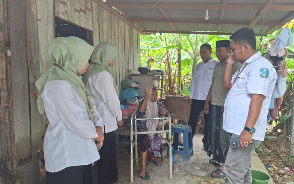 Tim Pendamping PKH Kecamatan Bluto bersama Sekdes Hendra Jovi Putra mengunjungi Satriya di rumahnya pada Rabu (03/12/2025).