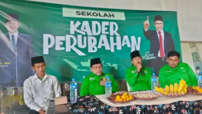 Akhmadi Yasid menyampaikan sambutan dalam acara Sekolah Kader Perubahan PKB 2025 di Desa Bluto bersama jajaran instruktur dan Ketua DPC PKB Sumenep.