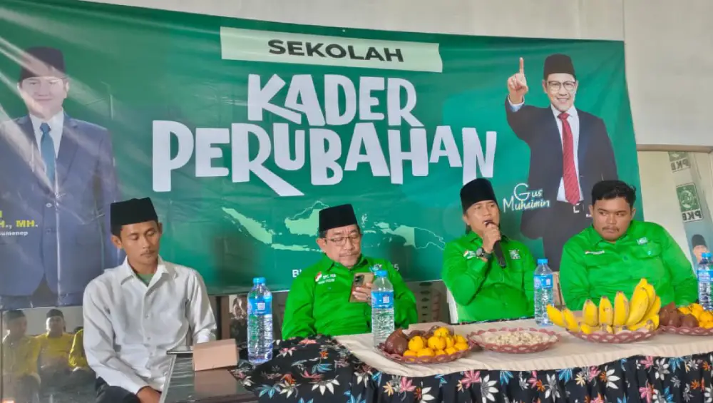 Akhmadi Yasid menyampaikan sambutan dalam acara Sekolah Kader Perubahan PKB 2025 di Desa Bluto bersama jajaran instruktur dan Ketua DPC PKB Sumenep.