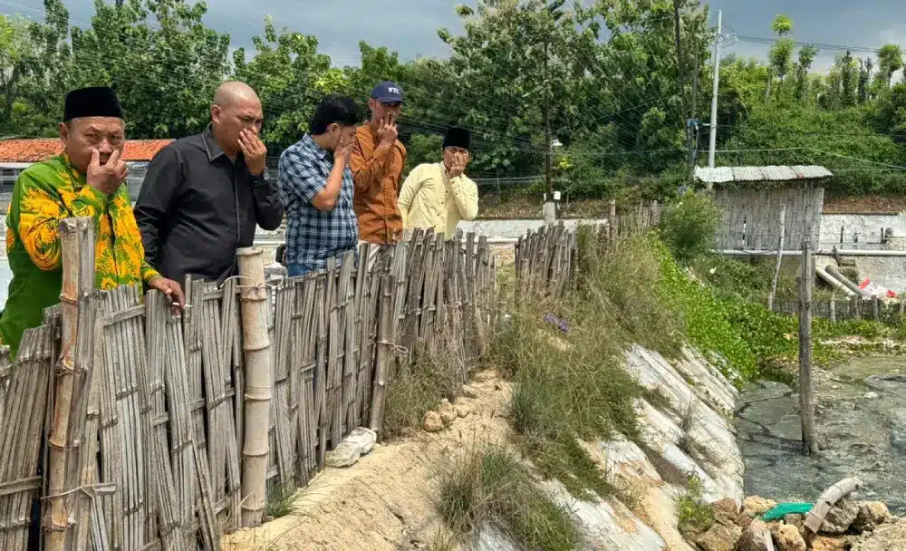 Pansus Tambak Udang DPRD Sumenep meninjau tambak di Pakandangan Tengah dan Sendang pada Jumat (12/12/2025) yang diduga beroperasi tanpa izin.