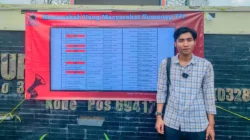 Baliho kritik hibah 2025 oleh analis kebijakan publik Efendi Pradana terpasang di depan Kantor Pemkab Sumenep.