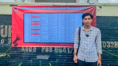 Baliho kritik hibah 2025 oleh analis kebijakan publik Efendi Pradana terpasang di depan Kantor Pemkab Sumenep.