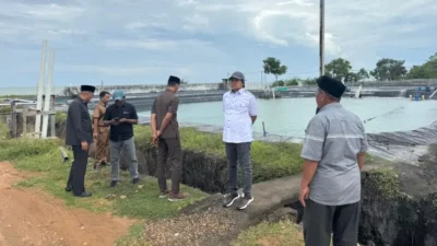 Pansus Tambak Udang DPRD Sumenep saat mengecek tambak udang di Desa Juruan Daja, Kecamatan Batuputih, yang membuang limbah langsung ke laut tanpa IPAL.